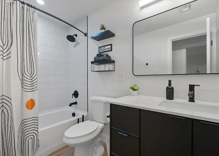 Biltmore 2br #4 - Workspace, Free Parking, Laundry, Patio! *