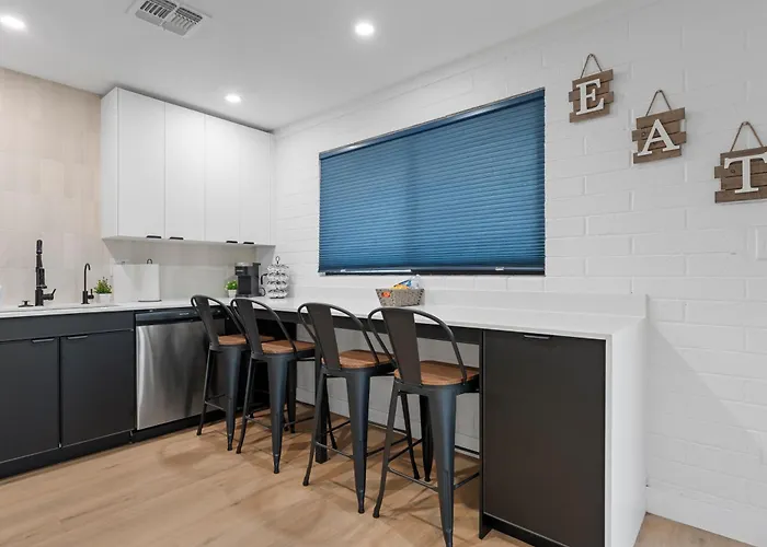 Biltmore 2br #4 - Workspace, Free Parking, Laundry, Patio!