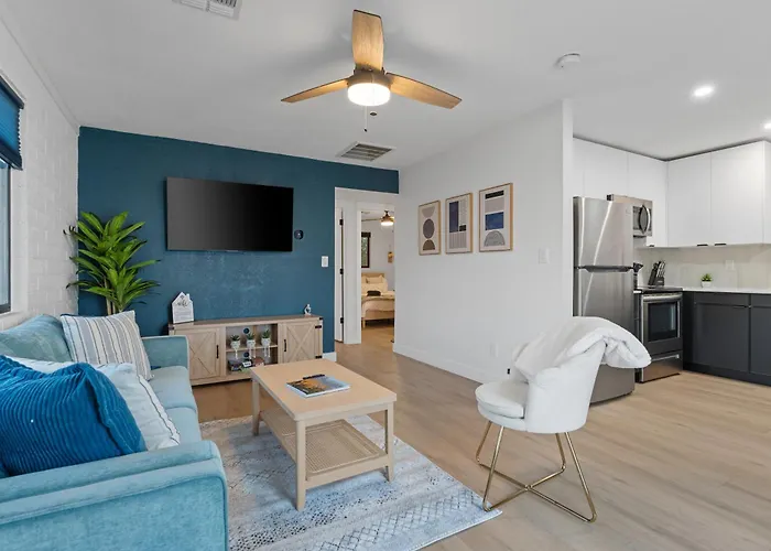 Biltmore 2br #4 - Workspace, Free Parking, Laundry, Patio!