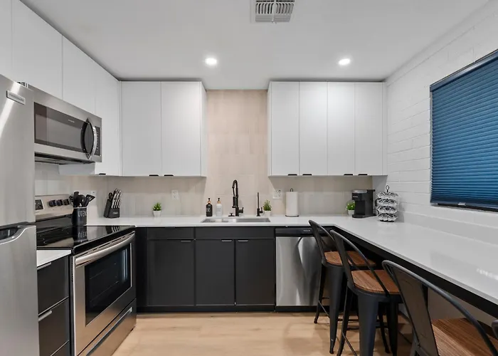 Biltmore 2br #4 - Workspace, Free Parking, Laundry, Patio! Phoenix