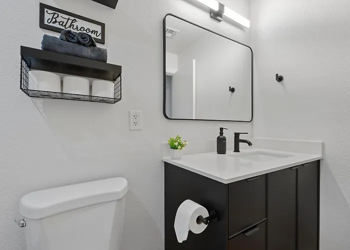 Biltmore 2br #4 - Workspace, Free Parking, Laundry, Patio! Apartment