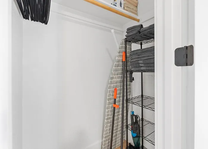 Apartment Biltmore 2br #4 - Workspace, Free Parking, Laundry, Patio!