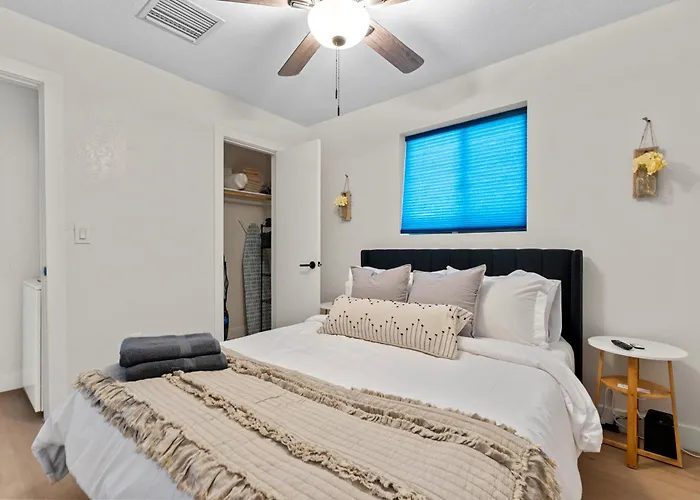 Biltmore 2br #4 - Workspace, Free Parking, Laundry, Patio! *