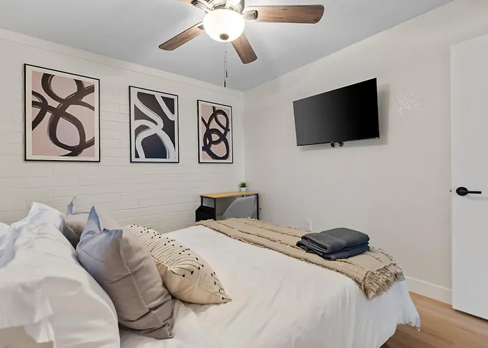 Biltmore 2br #4 - Workspace, Free Parking, Laundry, Patio! Phoenix