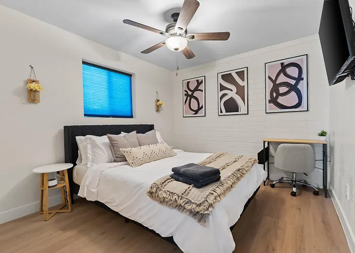 Biltmore 2br #4 - Workspace, Free Parking, Laundry, Patio! Phoenix