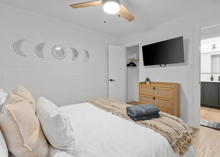 Biltmore 2br #4 - Workspace, Free Parking, Laundry, Patio! Apartment *
