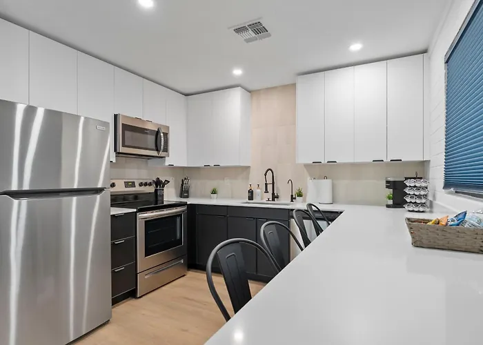 Apartment Biltmore 2br #4 - Workspace, Free Parking, Laundry, Patio!